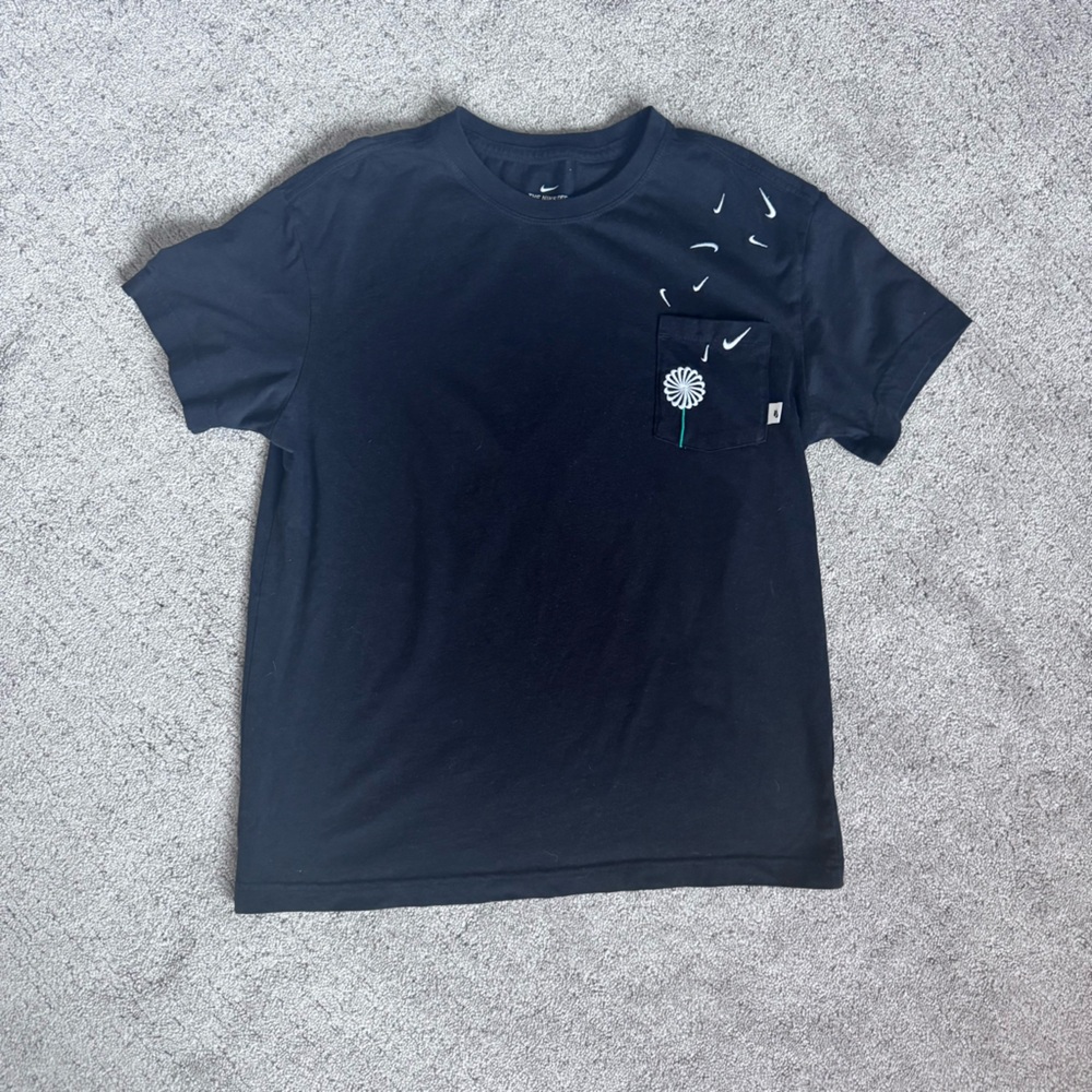 2/$20 Nike Dandelion Swoosh Graphic Pocket Tee – Black – Size S - Picture 7 of 9
